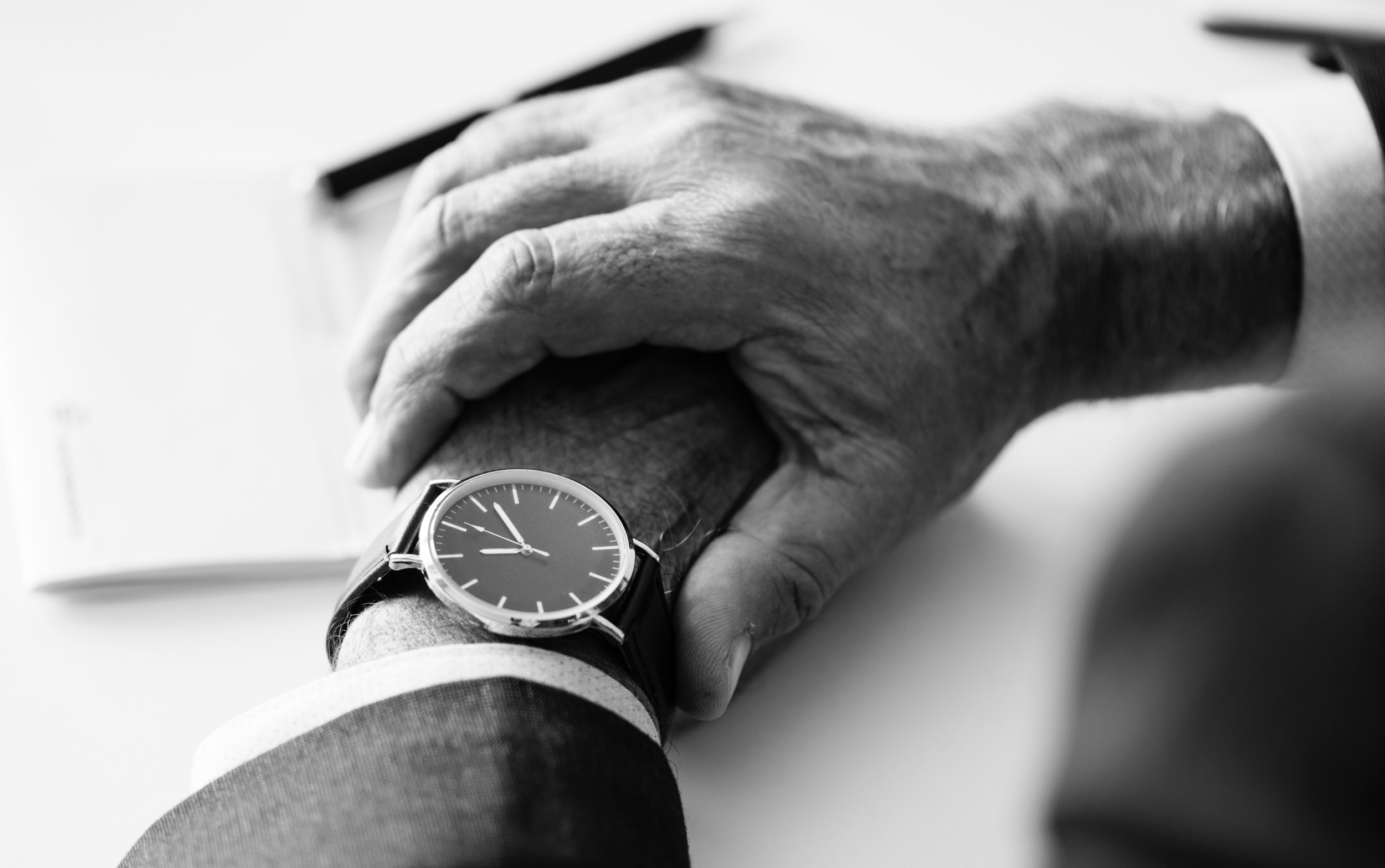 poignet d'un cadre avec sa montre (le stress)